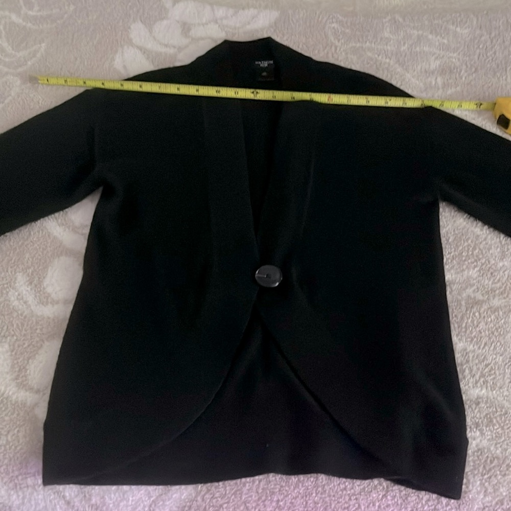 EUC Ann Taylor 3/4 sleeve sweater with one button closure. Curved bottom hem.